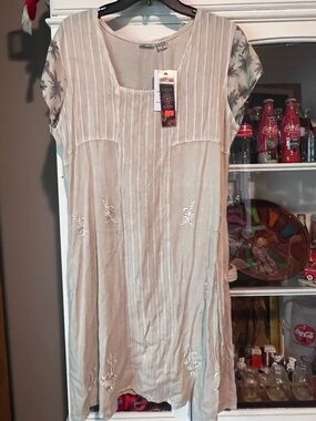 raya sun Cream Floral Accent Cap Sleeve Midi Dress